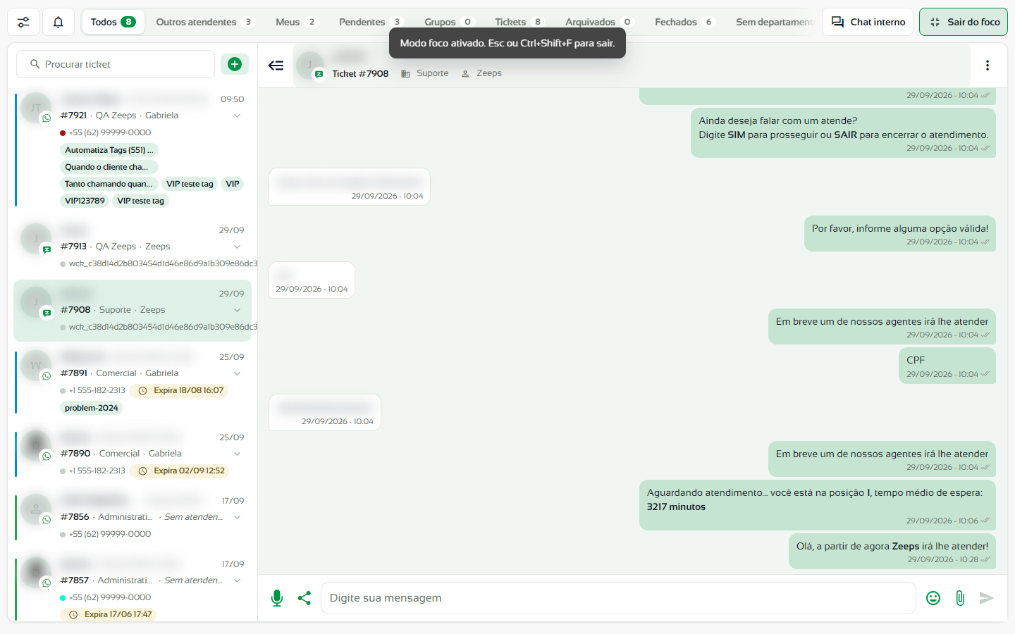 Chat no modo foco, em tela cheia, com o botão Sair do foco no canto